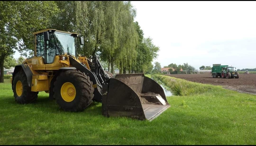 HortiWout's tweet photo. @frankrooi Loonwerker waar ik eerder de weekenden en vakanties door bracht heeft er meerdere met tractorprofiel. Doet geen kruimel gras/maïs inkuilen, bij hem zitten ze eronder ivm mest laden in het veld. Echt een must vergeleken met normale loaderbanden. https://t.co/ybsP2WqlUP