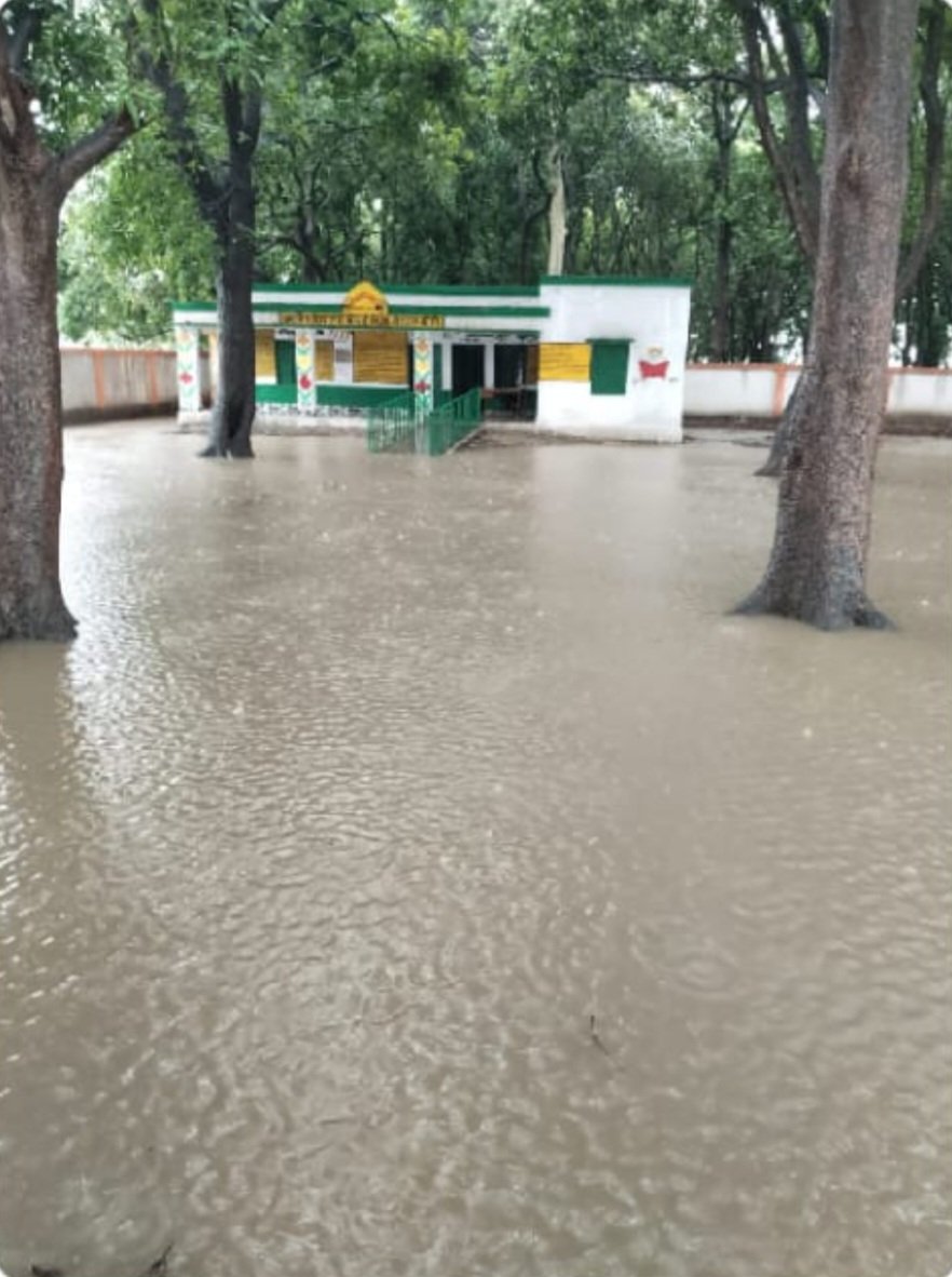 बारिश में विद्यालय बन जाते हैं स्विमिंग पूल, 
बिना नाव के मास्टर जी, कैसे पहुंचें स्कूल?
<a href="/DrDCSHARMAUPPSS/">Dr Dinesh Chandra Sharma</a> <a href="/thisissanjubjp/">Sandeep Singh</a> <a href="/Aamitabh2/">Amitabh Agnihotri</a> <a href="/ravishndtv/">ravish ndtv</a> <a href="/UPPSS1921/">UPPSS(उ०प्र०प्राथमिक शिक्षक संघ)</a> @harishKuma24525
#Boycottdigitalattendance