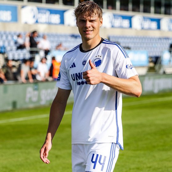 🔜🇩🇰🌟 | 𝐀𝐍𝐎𝐓𝐇𝐄𝐑 𝐇Ø𝐉𝐋𝐔𝐍𝐃’𝐒 𝐁𝐑𝐎𝐓𝐇𝐄𝐑 𝐎𝐍 𝐓𝐇𝐄 𝐌𝐎𝐕𝐄

🇩🇰 𝐄𝐦𝐢𝐥 𝐇ø𝐣𝐥𝐮𝐧𝐝 (𝟏𝟗𝐲)
🌐 ST
↕️ 1.85m
🛡️ FC Copenhagen 🇩🇰 🔜 Schalke 04 🇩🇪 
🌟 Potential: 8.2/10

◉ Physical
◉ Game Intelligence 
◉ Technique 
◉ Ball Control
◉ Linking Up

He’s not a