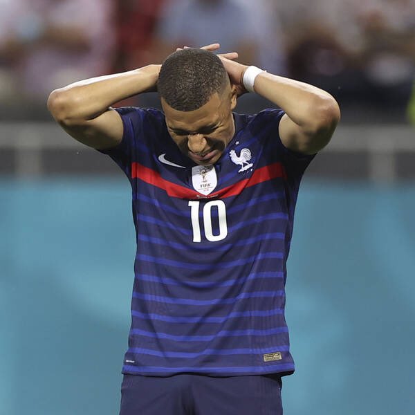 ActuFoutreOff's tweet photo. 🚨 La présentation de Kylian Mbappé au Real Madrid pourrait être 𝗥𝗘𝗣𝗢𝗥𝗧𝗘́𝗘 ❌

Le génie français est en effet très perturbé par la situation de Donald Trump et s’inquiète pour la démocratie américaine 🇺🇸 https://t.co/yFuGyvpir7