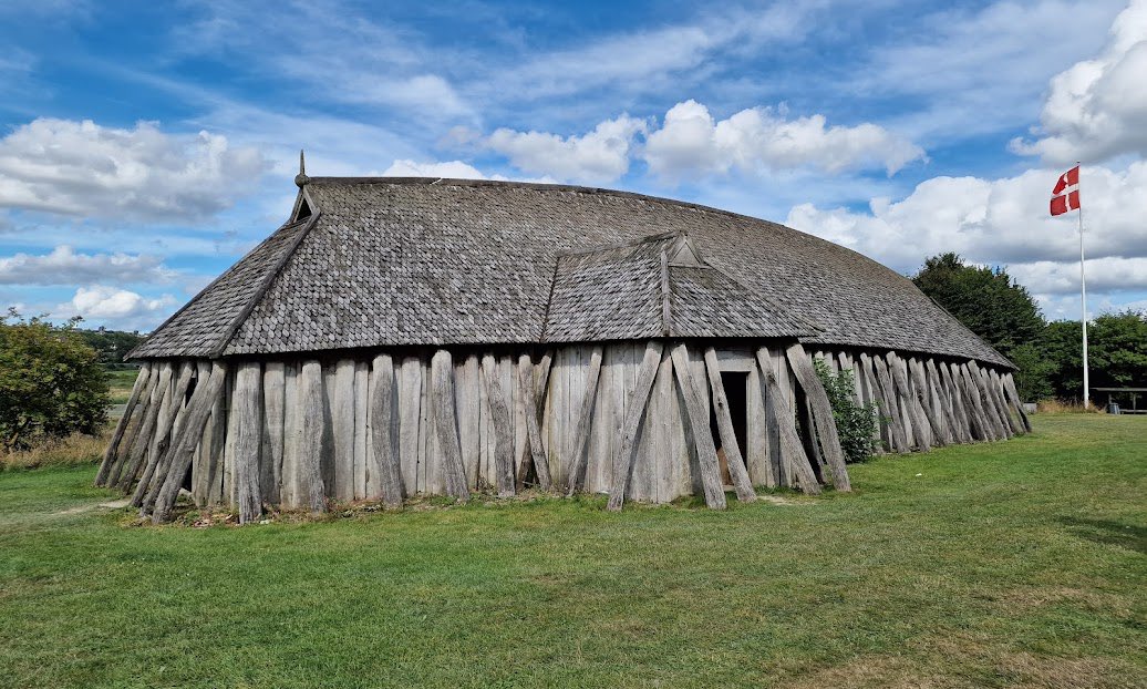 PeterTheRed's tweet photo. @iAModp @FedeItaliano76 Reconstructed house - just outside the  castle ramparts: https://t.co/HQRcvX4bDk
