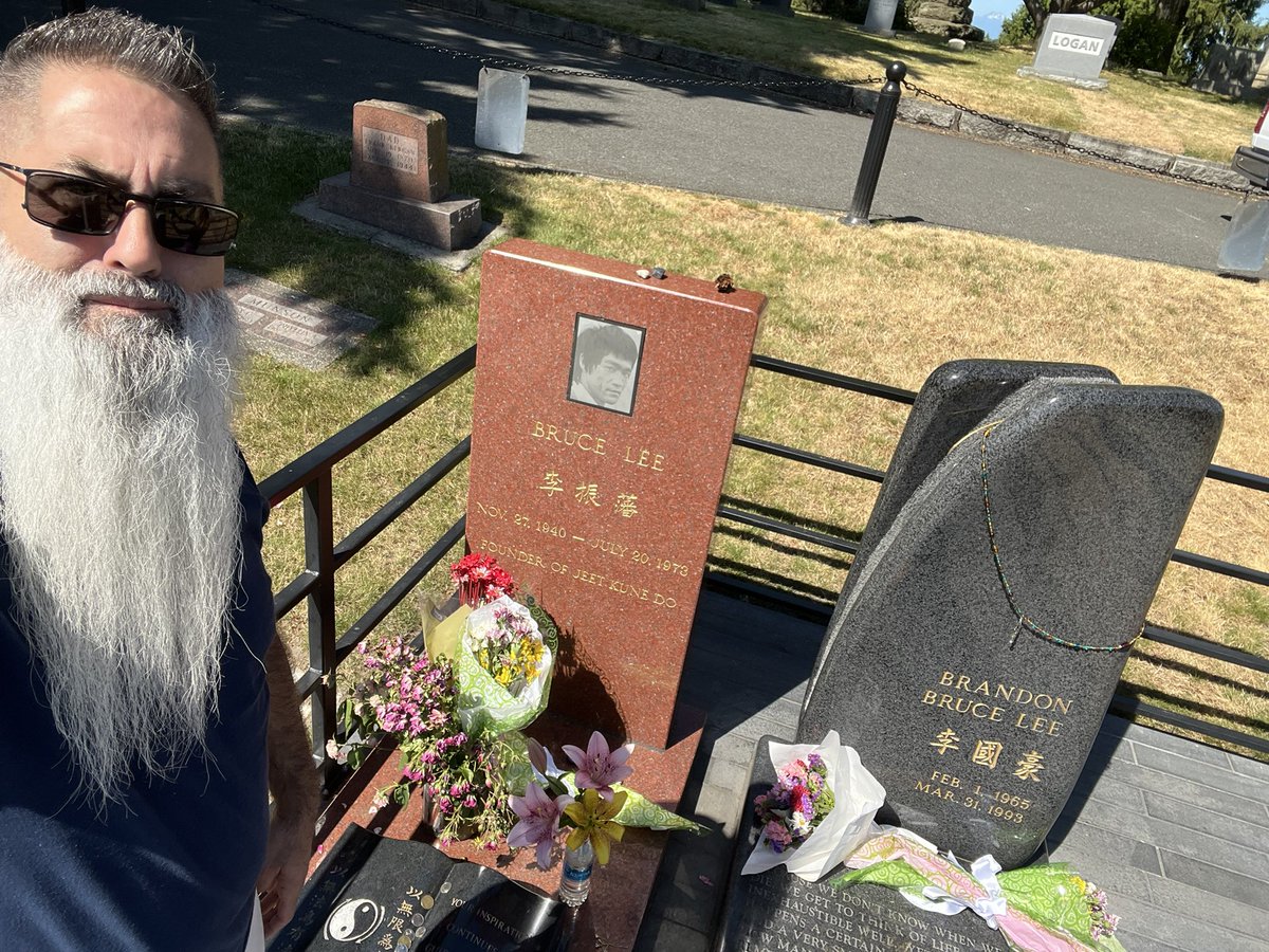 RayPalomino03's tweet photo. Visiting Bruce &amp; Brandon Lee’s grave https://t.co/RcfINilYqz