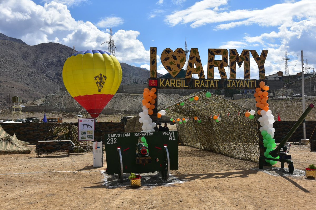 IaSouthern's tweet photo. To commemorate the 25th anniversary of #KargilVijayDiwas, a spectacular hot air ballooning display was organised by the #HotAirBallooning team from #3EME Centre #Bhopal. This breathtaking event, held at #Dras under the aegis of the #ArmyAdventureWing, captivated the audience and paid a fitting tribute to the indomitable spirit and sacrifice of the #KargilWar heroes.
#25YearsofKargilVijay
#KVDRajatJayanti
#SudarahanChakraCorps
#IndianArmy
@adgpi