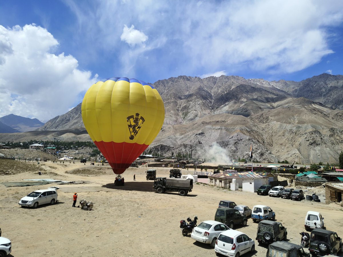IaSouthern's tweet photo. To commemorate the 25th anniversary of #KargilVijayDiwas, a spectacular hot air ballooning display was organised by the #HotAirBallooning team from #3EME Centre #Bhopal. This breathtaking event, held at #Dras under the aegis of the #ArmyAdventureWing, captivated the audience and paid a fitting tribute to the indomitable spirit and sacrifice of the #KargilWar heroes.
#25YearsofKargilVijay
#KVDRajatJayanti
#SudarahanChakraCorps
#IndianArmy
@adgpi