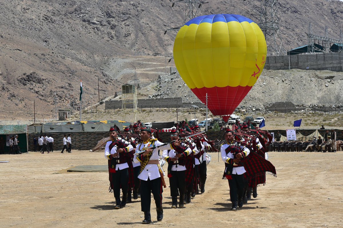 IaSouthern's tweet photo. To commemorate the 25th anniversary of #KargilVijayDiwas, a spectacular hot air ballooning display was organised by the #HotAirBallooning team from #3EME Centre #Bhopal. This breathtaking event, held at #Dras under the aegis of the #ArmyAdventureWing, captivated the audience and paid a fitting tribute to the indomitable spirit and sacrifice of the #KargilWar heroes.
#25YearsofKargilVijay
#KVDRajatJayanti
#SudarahanChakraCorps
#IndianArmy
@adgpi