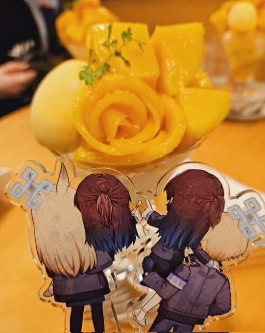 「マンゴーパフェ見た目可愛い～!これ、9日間限定なんだって」「ラッキーでしたね 甘くて食べやすかったですし」 