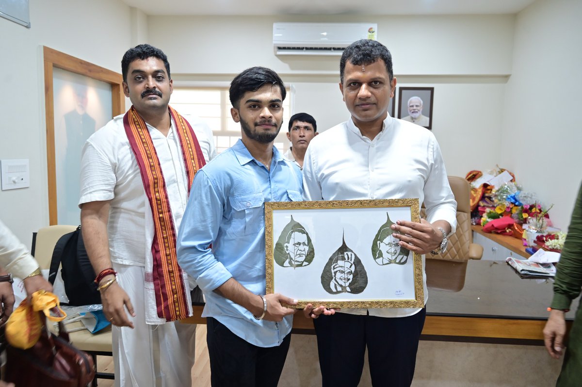 MandarMood11399's tweet photo. Presented leaf Art to our captain Brijesh Chowta sir💗🙏
.
#captainbrijeshchowta #BJP4IND #dakshinakannada #mangalore https://t.co/M3O01lhxlt