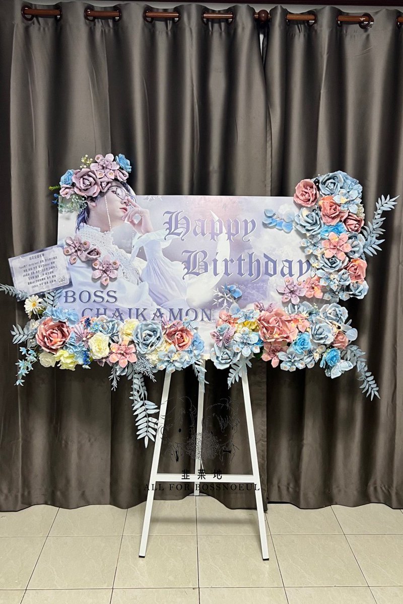 YSunqy's tweet photo. 🎁美好和祝福将于今日送达~
25岁的你，值得拥有！

---------------------------------------------

应援展板Designed by 晓云挽星河

感谢韭菜地的各位妈咪姐姐妹妹们的付出~❤️

#BOSSCKMBDPARTY2024
#25thBDStillHereWithBoss
#ShawtyBoss #Bosschaikamon #BoNoh https://t.co/y6TuhmNRLB