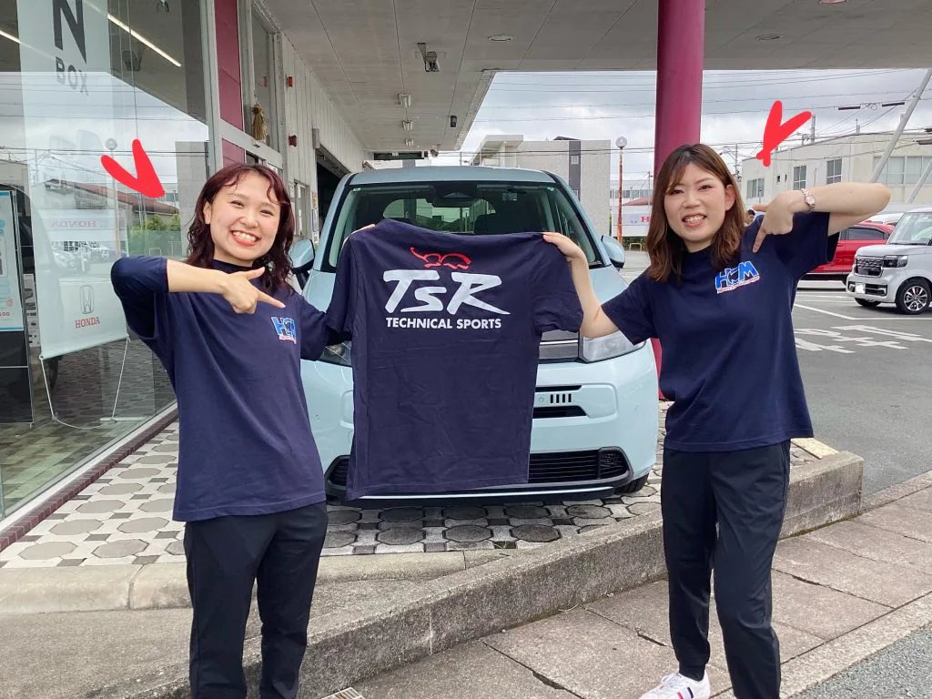 hondacars_mie's tweet photo. 勢神社口店では、毎週日曜限定で営業・CAスタッフがオリジナルＴシャツを着て営業してます❤️‍🔥
こちらのＴシャツ…#hcmsportsgarage と #tsr のロゴをデザイン🏎️🏍️
7月21日に鈴鹿サーキットで開催される　#鈴鹿8耐 にTSRも参戦いたします！！🏁🏍️💨
ぜひ応援よろしくお願い致します✨ https://t.co/FwM6zDZAkI