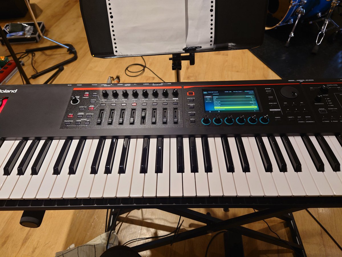 kohta_synth's tweet photo. 朝からバンド練!健康ッッ!!!
FANTOM-07出動させた!
オルガン使うときドローバーあるの嬉しいねやっぱり
#roland #fantom07 https://t.co/gWDrNmQfIp
