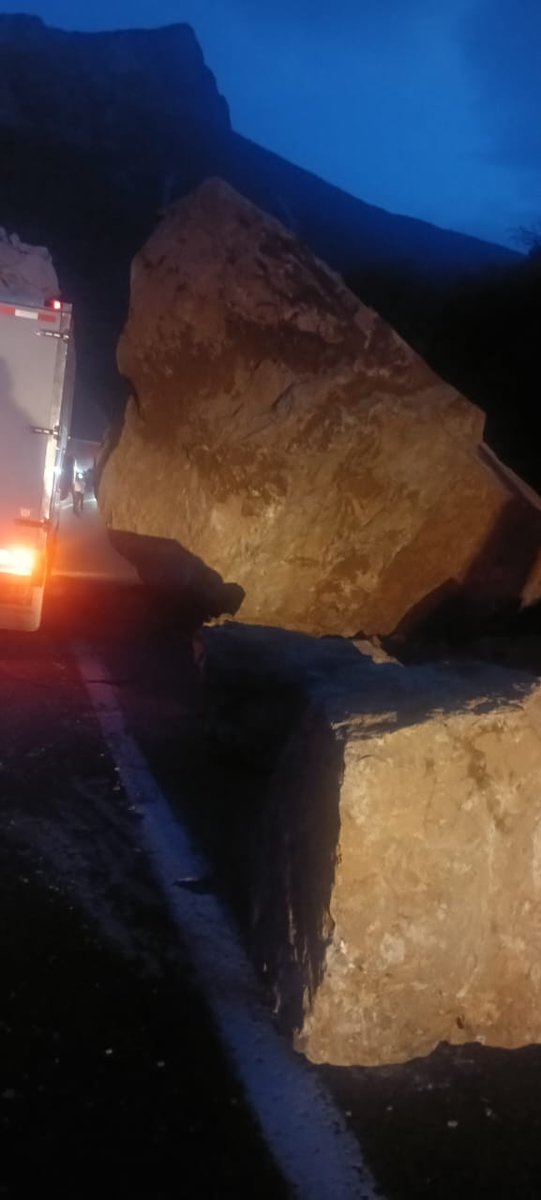 ContraProMx's tweet photo. 🚧❌Cierre total a circulación vehicular en la autopista Oaxaca- Cuacnopalan🚧

La Coordinación Estatal de Protección Civil y Gestión de Riesgos (#CEPCyGR) informa sobre el cierre total de la autopista 135 D #Oaxaca- #Cuacnopalan -pasando el falso túnel-, a la altura del kilómetro 90 por la caída de rocas de gran tamaño en estos momentos.

El organismo añadió que el tránsito vehicular fue suspendido para evitar 
incidentes que puedan afectar la integridad de las y los conductores; asimismo expuso que ya va en ruta maquinaria pesada para remover las rocas que se encuentran sobre la carretera. 
 
De la misma forma, se exhorta atender las recomendaciones de Protección Civil y mantenerse informada a través de los medios y redes sociales oficiales: Facebook @CEPCYGRGobOax y en X @CEPCyGR_GobOax.
-0-