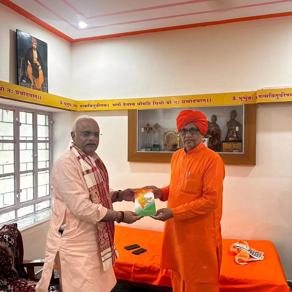 BJP4Rajasthan's tweet photo. लोकसभा चुनाव प्रदेश प्रभारी श्री @Vinay1011 ने आज सीकर के पूर्व सांसद स्वामी @MPSumedhanand से वैदिक आश्रम पिपराली मे भेंट कर एक "पेड़ मां के नाम" अभियान के तहत वृक्षारोपण किया|

इस दौरान भाजपा जिला अध्यक्ष श्री कमल शिखवाल, फतेहपुर प्रत्याशी श्री श्रवण चौधरी, श्रीराम लाखोटिया, डॉ बी एल रणवा, नेशनल यूथ अवार्ड  से सम्मानित श्री सुदेश पूनिया समेत अन्य सम्मानित गण उपस्थित रहे|