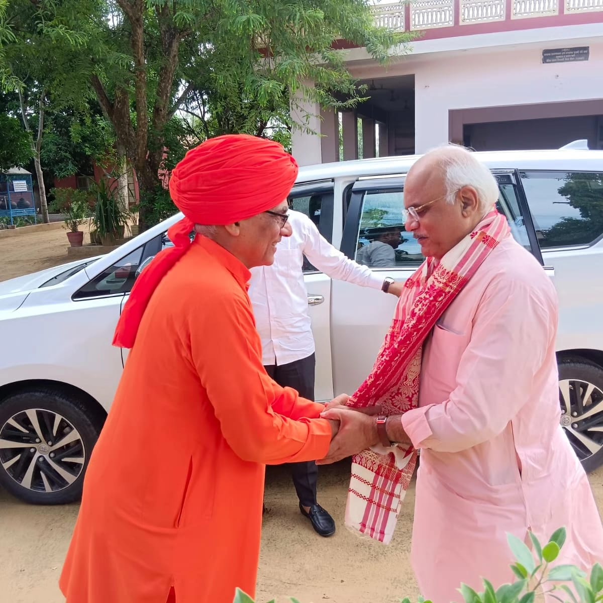 BJP4Rajasthan's tweet photo. लोकसभा चुनाव प्रदेश प्रभारी श्री @Vinay1011 ने आज सीकर के पूर्व सांसद स्वामी @MPSumedhanand से वैदिक आश्रम पिपराली मे भेंट कर एक "पेड़ मां के नाम" अभियान के तहत वृक्षारोपण किया|

इस दौरान भाजपा जिला अध्यक्ष श्री कमल शिखवाल, फतेहपुर प्रत्याशी श्री श्रवण चौधरी, श्रीराम लाखोटिया, डॉ बी एल रणवा, नेशनल यूथ अवार्ड  से सम्मानित श्री सुदेश पूनिया समेत अन्य सम्मानित गण उपस्थित रहे|