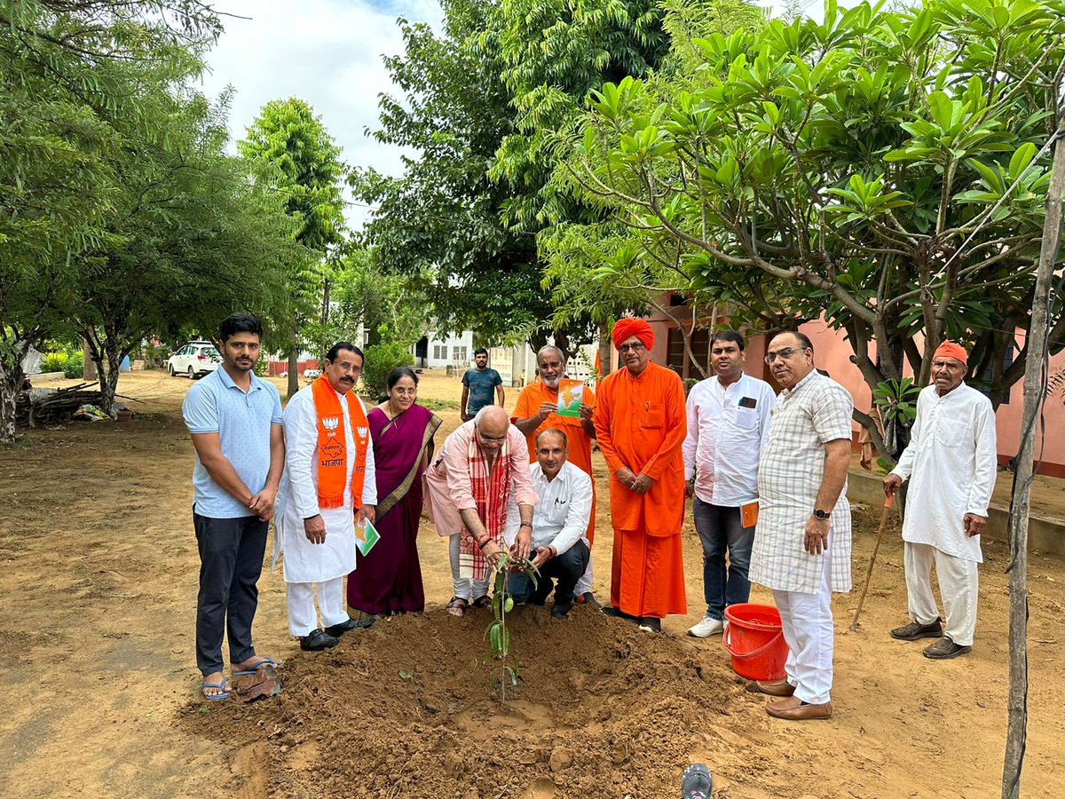 BJP4Rajasthan's tweet photo. लोकसभा चुनाव प्रदेश प्रभारी श्री @Vinay1011 ने आज सीकर के पूर्व सांसद स्वामी @MPSumedhanand से वैदिक आश्रम पिपराली मे भेंट कर एक "पेड़ मां के नाम" अभियान के तहत वृक्षारोपण किया|

इस दौरान भाजपा जिला अध्यक्ष श्री कमल शिखवाल, फतेहपुर प्रत्याशी श्री श्रवण चौधरी, श्रीराम लाखोटिया, डॉ बी एल रणवा, नेशनल यूथ अवार्ड  से सम्मानित श्री सुदेश पूनिया समेत अन्य सम्मानित गण उपस्थित रहे|