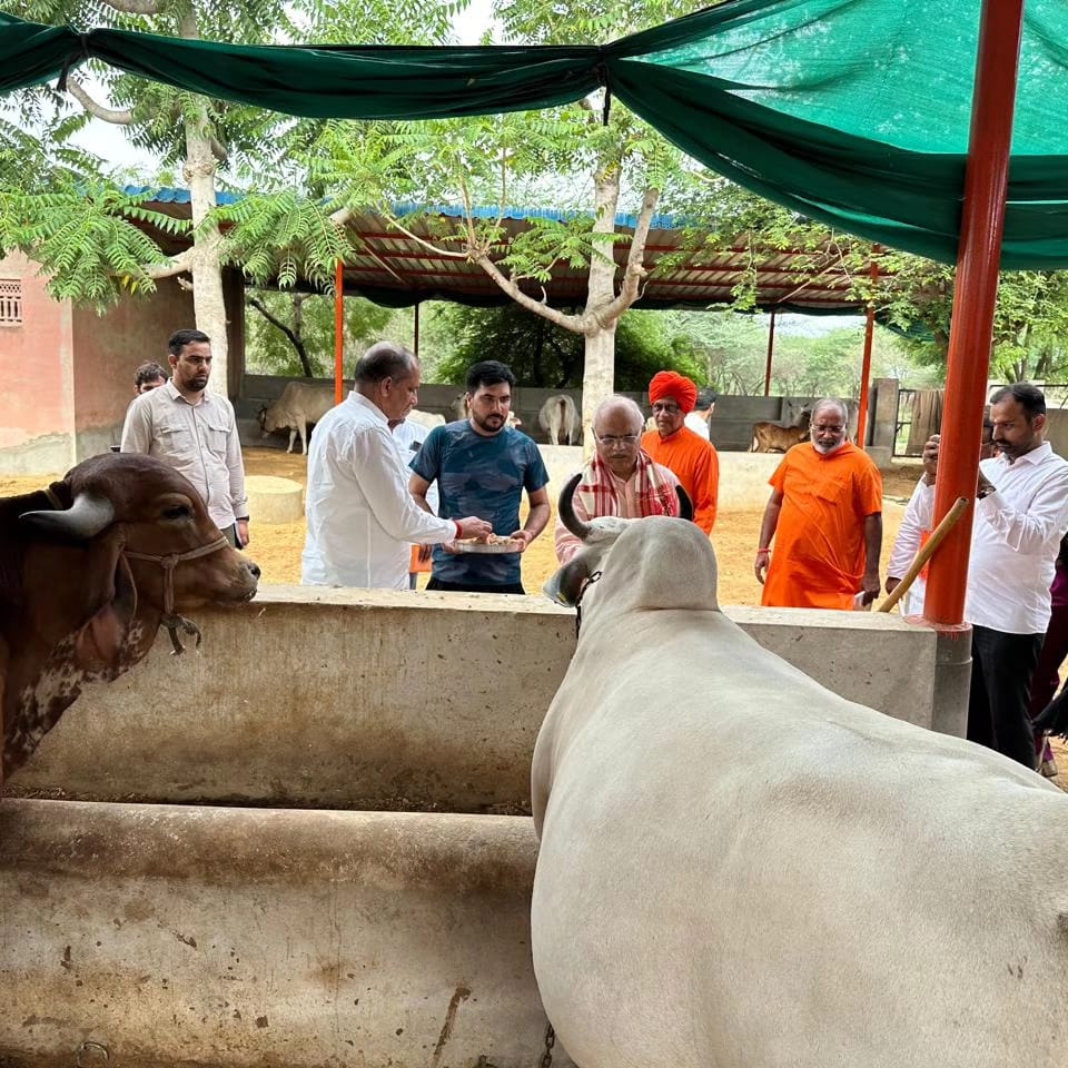 BJP Rajasthan (@bjp4rajasthan) on Twitter photo लोकसभा चुनाव प्रदेश प्रभारी श्री <a href="/Vinay1011/">Vinay Sahasrabuddhe</a> ने आज सीकर के पूर्व सांसद स्वामी <a href="/MPSumedhanand/">Swami Sumedhanand</a> से वैदिक आश्रम पिपराली मे भेंट कर एक "पेड़ मां के नाम" अभियान के तहत वृक्षारोपण किया|
इस दौरान भाजपा जिला अध्यक्ष श्री कमल शिखवाल, फतेहपुर प्रत्याशी श्री श्रवण चौधरी, श्रीराम लाखोटिया, डॉ लोकसभा चुनाव प्रदेश प्रभारी श्री <a href="/Vinay1011/">Vinay Sahasrabuddhe</a> ने आज सीकर के पूर्व सांसद स्वामी <a href="/MPSumedhanand/">Swami Sumedhanand</a> से वैदिक आश्रम पिपराली मे भेंट कर एक "पेड़ मां के नाम" अभियान के तहत वृक्षारोपण किया|
इस दौरान भाजपा जिला अध्यक्ष श्री कमल शिखवाल, फतेहपुर प्रत्याशी श्री श्रवण चौधरी, श्रीराम लाखोटिया, डॉ