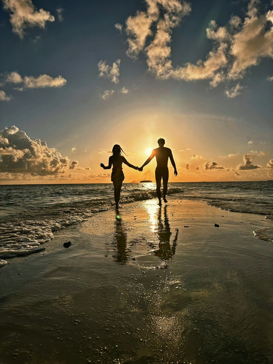 เป็นทางการเเล้วค่ะ สำหรับ หวงจื่อเทา - สวีอี้หยาง โดยทั้งคู่มาเเชร์รูปสวีทหวานริมทะเล ❤️

ไทม์ไลน์ความรักของคู่นี้ เริ่มจากปี 2020 เทาเป็นโปรดิวเซอร์ในรายการ chuang2020 และน้องอี้หยาง เข้าร่วมรายการในนามบริษัทของเทา