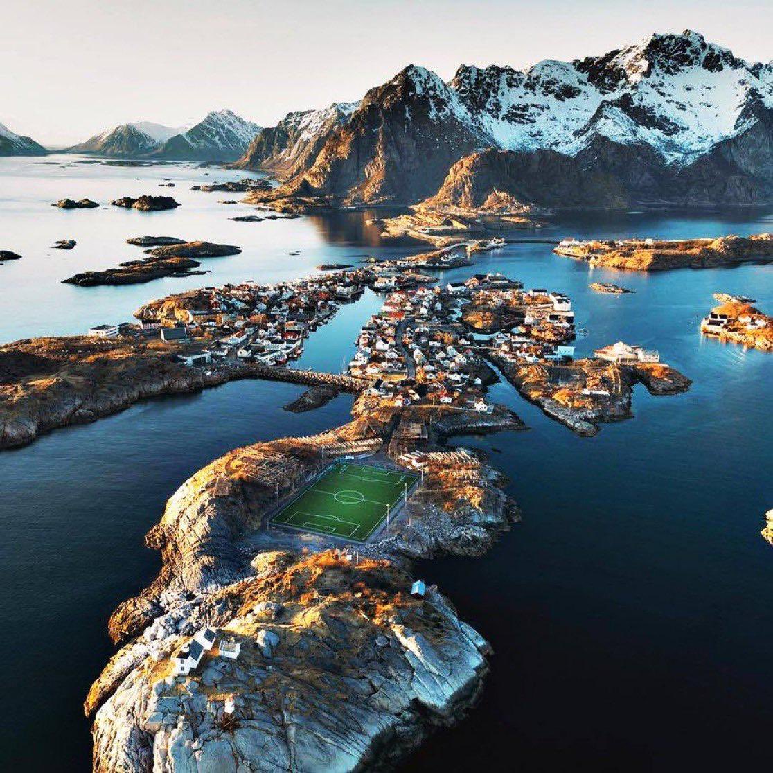 earth_tracker's tweet photo. Thread of most scenic football grounds in the world 🌍

1. Henningsvaer, Norway 🇳🇴 https://t.co/XsOg1arWZM