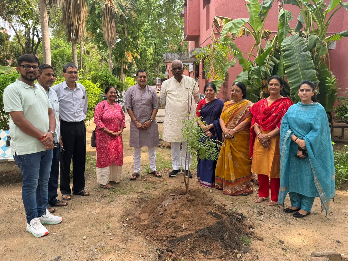 AmitShah4BJP's tweet image. એક પેડ માં કે નામ અભિયાન અંતર્ગત આજે અમદાવાદના એલિસબ્રિજ વિધાનસભાના પાલડી વોર્ડ વિકાસગૃહના પ્રાંગણમાં કાઉન્સિલરશ્રીઓ, ટ્રસ્ટીશ્રીઓ તથા સંગઠન પદાધિકારીશ્રીઓ સાથે વૃક્ષારોપણ કર્યું.

#mission3million #TreesforLife #Treesforoxygen #ellisbridgevidhansabha #bjp4ellisbridge #missiontmt