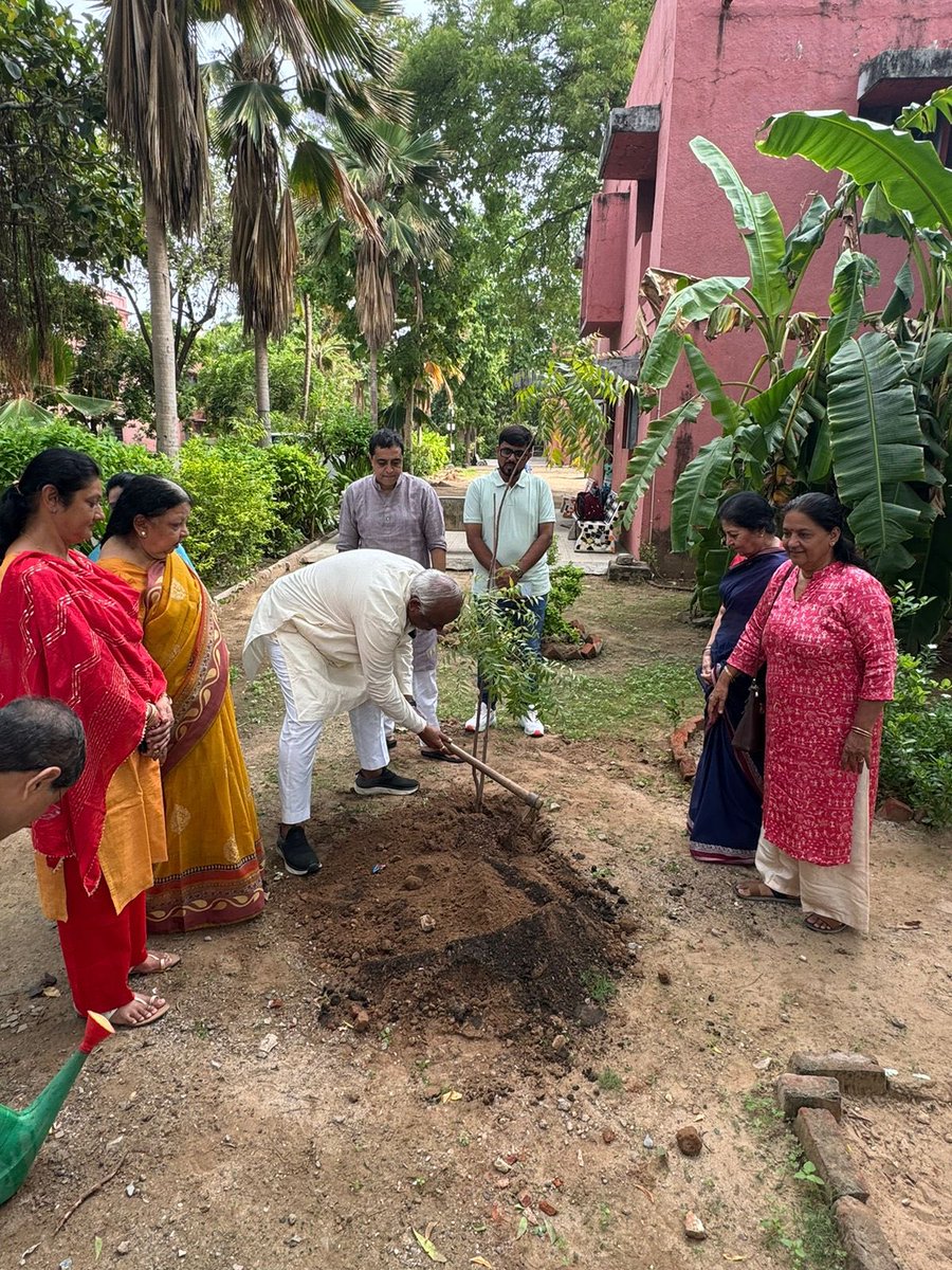 AmitShah4BJP's tweet image. એક પેડ માં કે નામ અભિયાન અંતર્ગત આજે અમદાવાદના એલિસબ્રિજ વિધાનસભાના પાલડી વોર્ડ વિકાસગૃહના પ્રાંગણમાં કાઉન્સિલરશ્રીઓ, ટ્રસ્ટીશ્રીઓ તથા સંગઠન પદાધિકારીશ્રીઓ સાથે વૃક્ષારોપણ કર્યું.

#mission3million #TreesforLife #Treesforoxygen #ellisbridgevidhansabha #bjp4ellisbridge #missiontmt