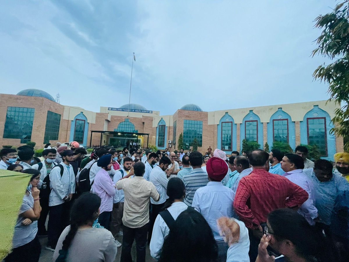 0manya04's tweet photo. Why is the high court in the pocket of politicians??Ignorance towards the masses, where is democracy?!? #Justice_delayed_is_justice_denied !!
Medicos at White need to be shifted already, how can a judgment passed by the court be put on hold for so long? https://t.co/oJww0pVsid