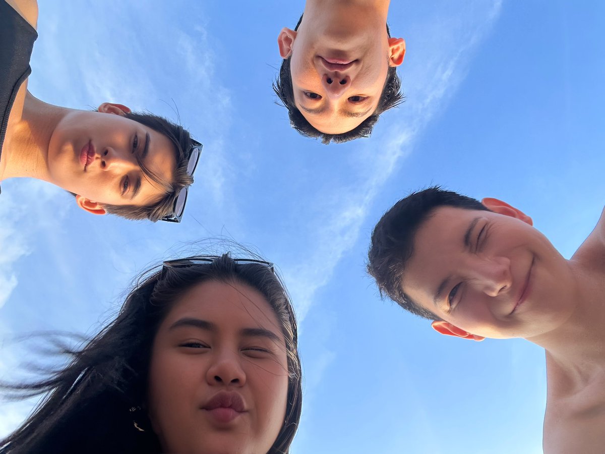 Sixsuperstars's tweet photo. @Toptap_jirakit @firstfh5 @peakpeemapol @Teemild_ หลังจากสระว่ายน้ำ ใกล้ช่วงพระอาทิตย์ตกดิน เป็นเวลาของ Sunset Cocktails 🍹 ชอบช่วงนี้ที่สุดเลย เพราะทุกคนจะไปรวมกันที่ชายหาด
#TGIF_EP9
#First_Chalongrat
#Toptap_Jirakit
#MildJinna
#PeakPeemapol https://t.co/RUqgzzSWQb