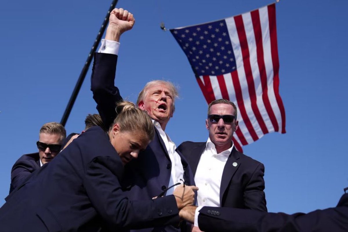 thisisdjen's tweet photo. This picture will become so symbolic. 

Fist 👊 

Ear 👂 

Trumpe for the win 🔥 https://t.co/VsB8ItfPhM