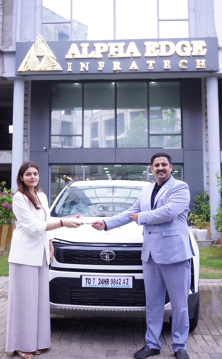 alphaedgeinfra's tweet photo. Congratulations to our Alphaite Mr Lokesh for this marvellous achievement of brand new TATA HARRIER Car. Your hard work and dedication have truly paid off. May it bring you countless enjoyable drives and wonderful memories.
#alphaedgeinfratech #career #realestate  #somyachopra https://t.co/DR9AespqnB