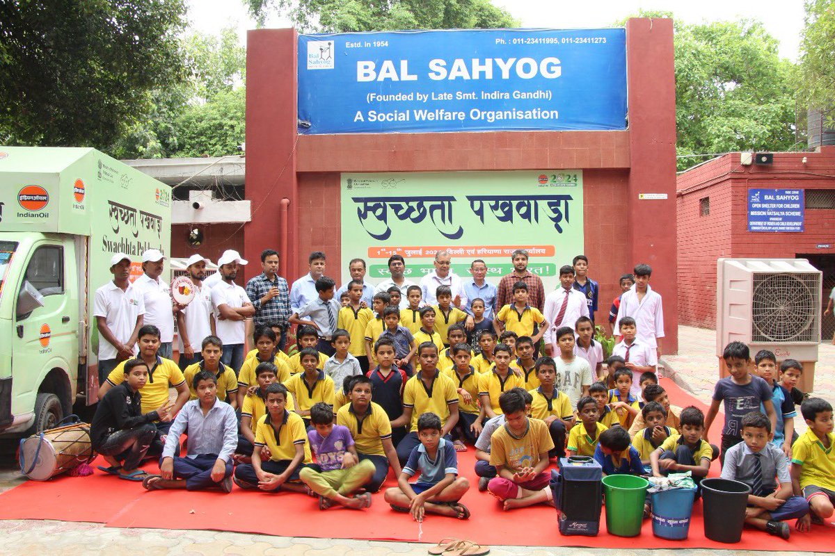 DelhiIocl's tweet photo. Privileged to have Sh. D.K. Ojha, DDG &amp; officials from @MoPNG at Bal Sahyog for #SwachtaPakhwada celebrations! He administered the #SwachtaPledge, interacted with children &amp; awarded winners of painting &amp; slogan competition. Tree plantation &amp; nukkad natak marked the conclusion. https://t.co/bPe8lZkLaj