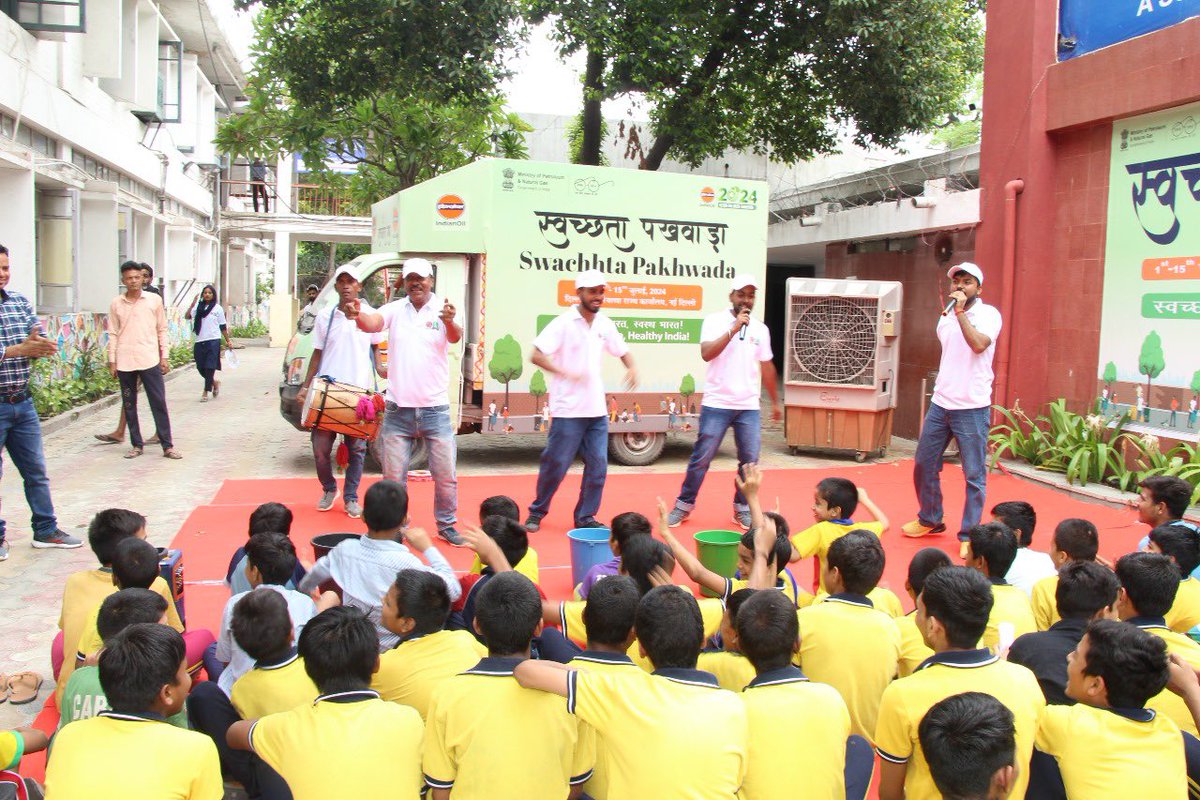 Privileged to have Sh. D.K. Ojha, DDG &amp; officials from @MoPNG at Bal Sahyog for #SwachtaPakhwada celebrations! He administered the #SwachtaPledge, interacted with children &amp; awarded winners of painting &amp; slogan competition. Tree plantation &amp; nukkad natak marked the conclusion.