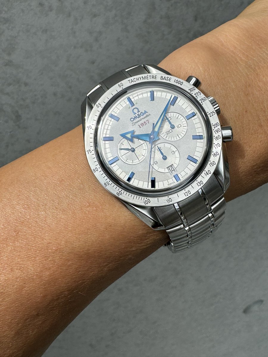 xsO3OrwmhjDFlXJ's tweet photo. こんにちは🌥️
雨が降ったりお日様が出たりの一日ですね。
そんな日にかぎってリストショットが難しいスピマスあげときます!
#speedmaster #omega #speedmaster1957 https://t.co/1q0Wtf7J0U