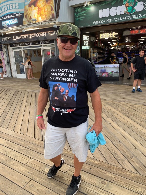 トランプ大統領の狙撃事件、今知ったけどビックリ。
そして半日もたたずTシャツ販売されているのにさらにビックリ。