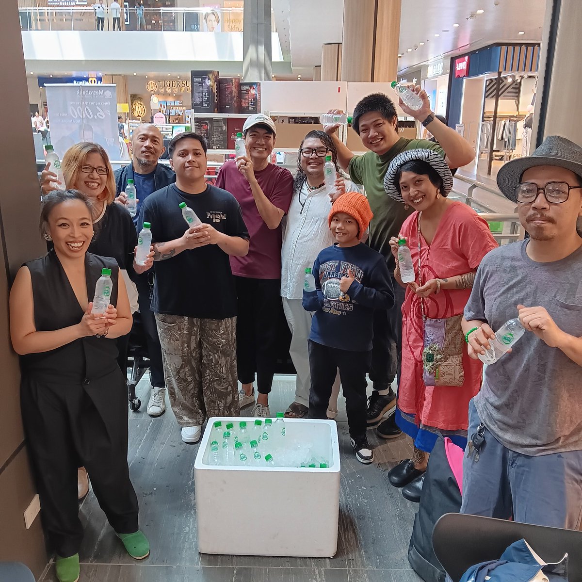 kookytuason's tweet photo. Sundays are for cool refreshing break with poetry and music 😎

Thank you Louie's Buko being part of our gig! 🥰

#louiesbuko #coconutjuice #bukojuice 
#bigkaspilipinas #openjam #kookytuason #martytengco #spokenword #poetry #manilaph #PinoyCon #popupplayasia #OneAyala https://t.co/CLE2ZeFpXC