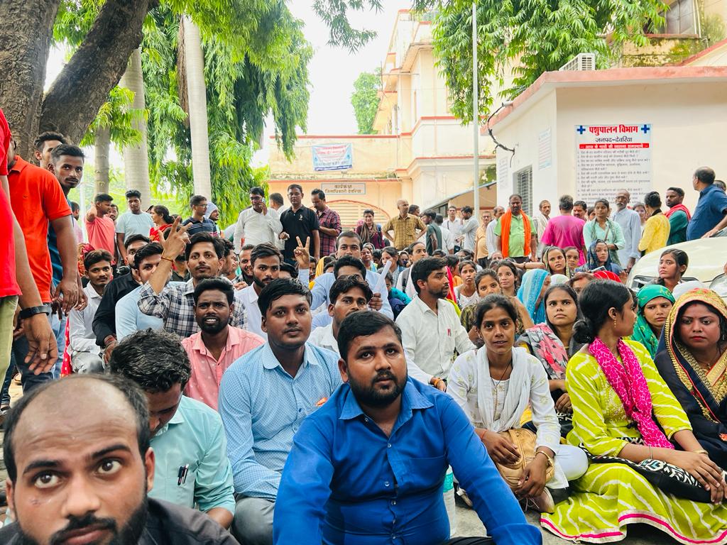 PSUDEORIA's tweet photo. पंचायत सहायक की एक ही मांग
नियमित और 30000 वेतन करे सरकार
1.पंचायत सहायक का मानदेय बढ़ाया जाए
2.मानदेय ग्राम निधि के बजाय राज्य के द्धारा DBT के माध्यम से दिया जाए।
@myogiadityanath  @Bhupendraupbjp @CMOfficeUP @yadavakhilesh @ChiefSecy_UP
@ANINewsUP @uppanchayatiraj @RahulGandhi https://t.co/16nMB9dU8h
