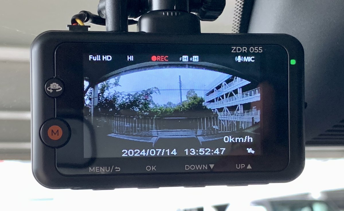 luxgbe8877's tweet image. モニタープレゼントで当選したZDR055早速装着しました！
心配していたリアカメラですが
純正プライバシーガラス＋透過率5%フィルム施工でも昼間は問題無く映りそうです

#MOBILA #COMTEC #コムテック #ドライブレコーダー #ドラレコ