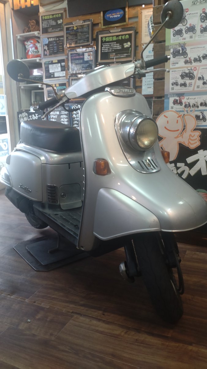 UNCLETOM_IKEDA's tweet photo. 古いトゥデイよりまだ古いジュリオ下取り
しかも2000台限定モデル
1999年式なので四半世紀・・・
もちろん実動
でもねぇどうしましょうか
ジュリオマニアってのも聞かないしなぁ
洗うだけ洗ってみようかなぁ
同年代のディオなら見限るんですけどねぇ
#AF52 https://t.co/b6W1sBA9OJ