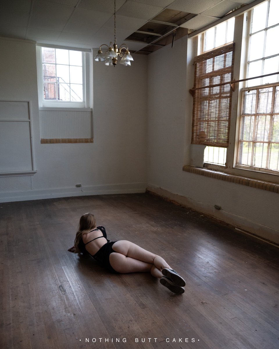 nothinbutt_cake's tweet photo. What my dog does when I go to the kitchen..
#urbex #urbanexploring #shortdress #nopanties #chucks https://t.co/kGnv7MZ640