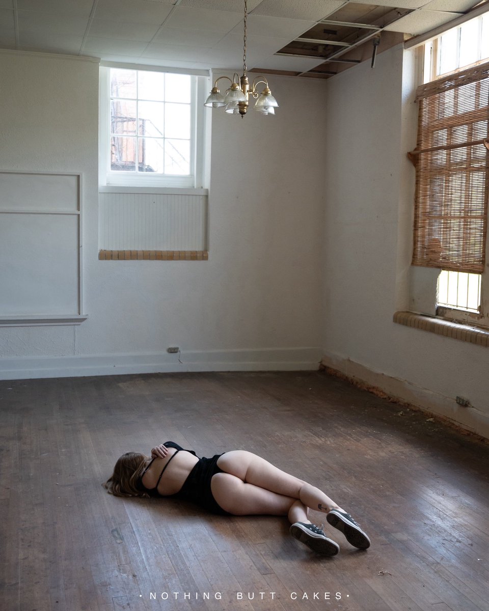 nothinbutt_cake's tweet photo. What my dog does when I go to the kitchen..
#urbex #urbanexploring #shortdress #nopanties #chucks https://t.co/kGnv7MZ640