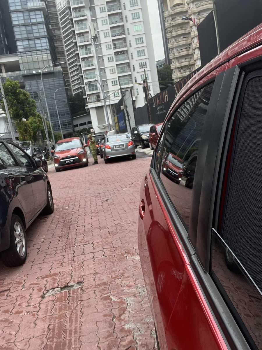 Aireennadia_'s tweet photo. @relamalaysia 

Mohon perbetulkan etika para RELA.

Berhubung majlis perkahwinan yang berlangsung harini, jalan menjadi terlalu sesak, kereta haluan nya jadi bertembung. Sepatutnya kereta para tetamu tidak boleh di "park" di jalan macam tu.

Kami pula "menyusahkan orang"? https://t.co/5rGatkEUC6