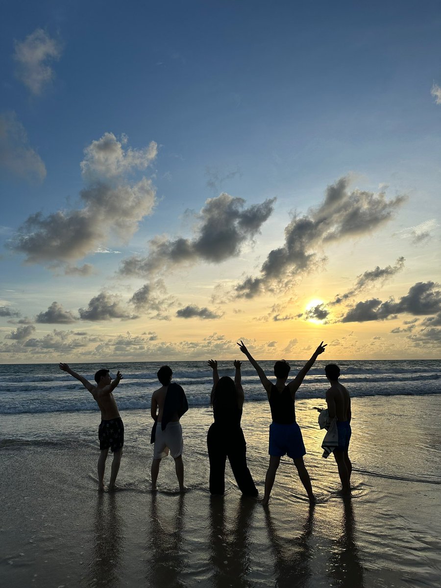 Sixsuperstars's tweet photo. @Toptap_jirakit @firstfh5 @peakpeemapol @Teemild_ The most beautiful sunset is when you have all the time in the world just to sit there and enjoy the picture infront of you next to the people who you trust and need nothing from each other than a peaceful support. That’s a beautiful sunset. 🌅
#TGIF_EP9
#First_Chalongrat https://t.co/RVSnpSifwO