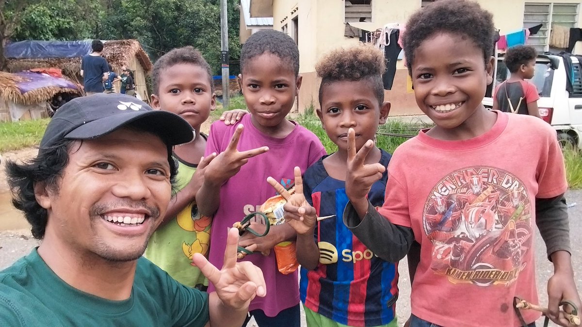 ShaqKoyok's tweet photo. Art workshop with indigenous Batek kids at Kuala Koh, Kelantan. These kids are so talented and so creative! 😃
#kelantan #art #artworkshop #OrangAsli #workshop #artforcommunity #indigenousartist
#kualakoh #kelantan #batek #indigenious #IndigenousPeoples https://t.co/E1VGADxgQS