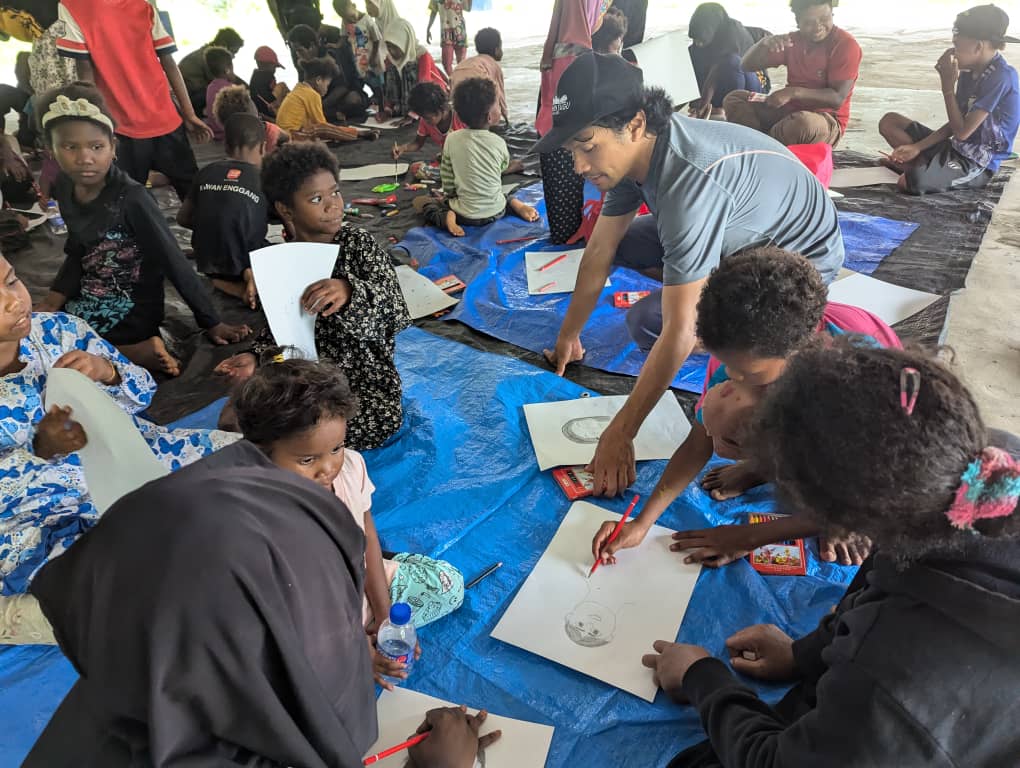 ShaqKoyok's tweet photo. Art workshop with indigenous Batek kids at Kuala Koh, Kelantan. These kids are so talented and so creative! 😃
#kelantan #art #artworkshop #OrangAsli #workshop #artforcommunity #indigenousartist
#kualakoh #kelantan #batek #indigenious #IndigenousPeoples https://t.co/E1VGADxgQS