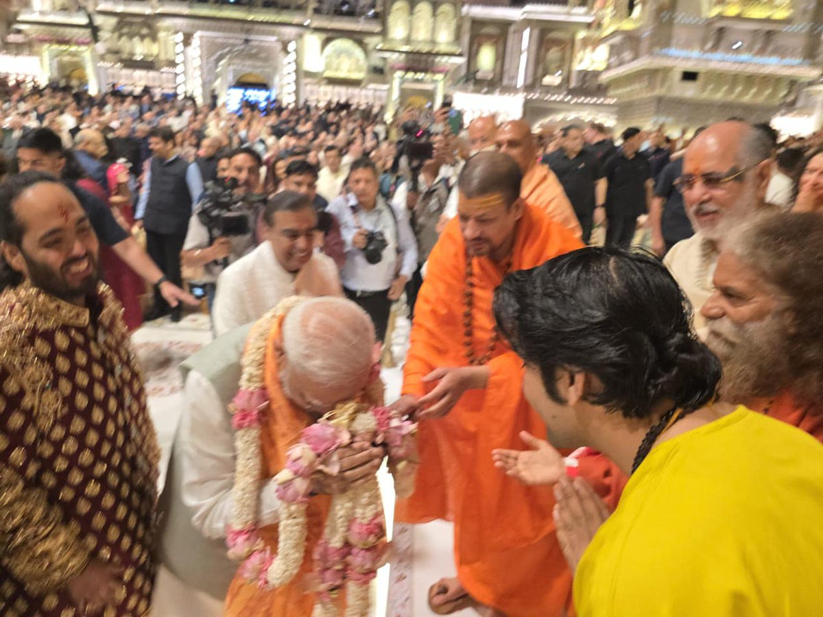 मुंबई में श्री मुकेश अंबानी जी के पुत्र अनंत अंबानी के विवाह समारोह में परमपूज्य सरकार और भारत के यशस्वी प्रधानमंत्री श्री नरेन्द्र मोदी जी की मुलाक़ात…
#bageshwardhamsarkar
#bageshwardham
#Shrinarendramodiji
<a href="/narendramodi/">Narendra Modi</a>