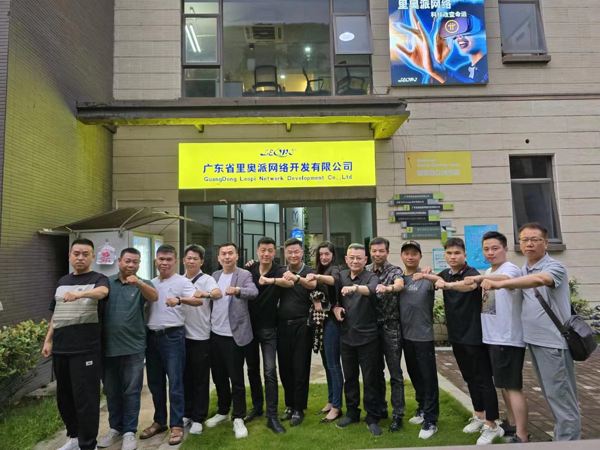 liqitian66's tweet photo. 拳头是PiiN社区的动作属性和标志手势，承载着团结、勇敢与力量的精神象征!
一拳之力，挑战命运的不公。让我们和特朗普一起战斗。#piin https://t.co/qiknecXsjJ