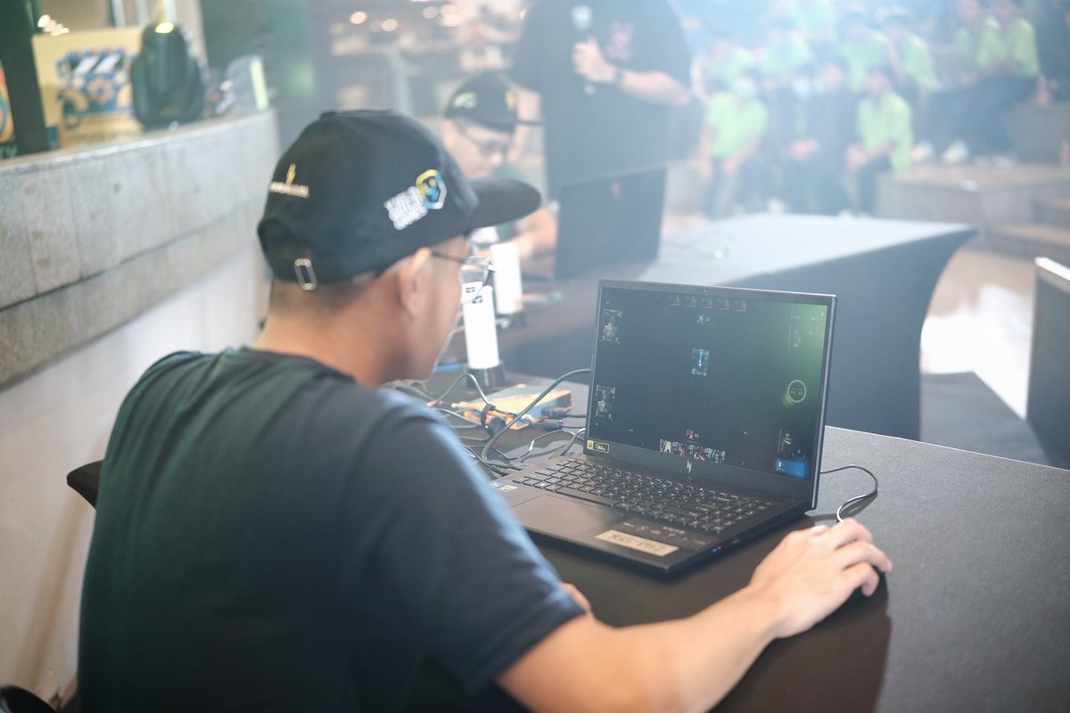 MFWCaravan's tweet image. INTERN UPDATE  @Disiboii and @NFTmunchiess are demonstrating how to start with @ParallelTCG, followed by an epic showmatch among our @OneTurnTILT and #YGGRoadtripManila attendees! 🔥🎮 //