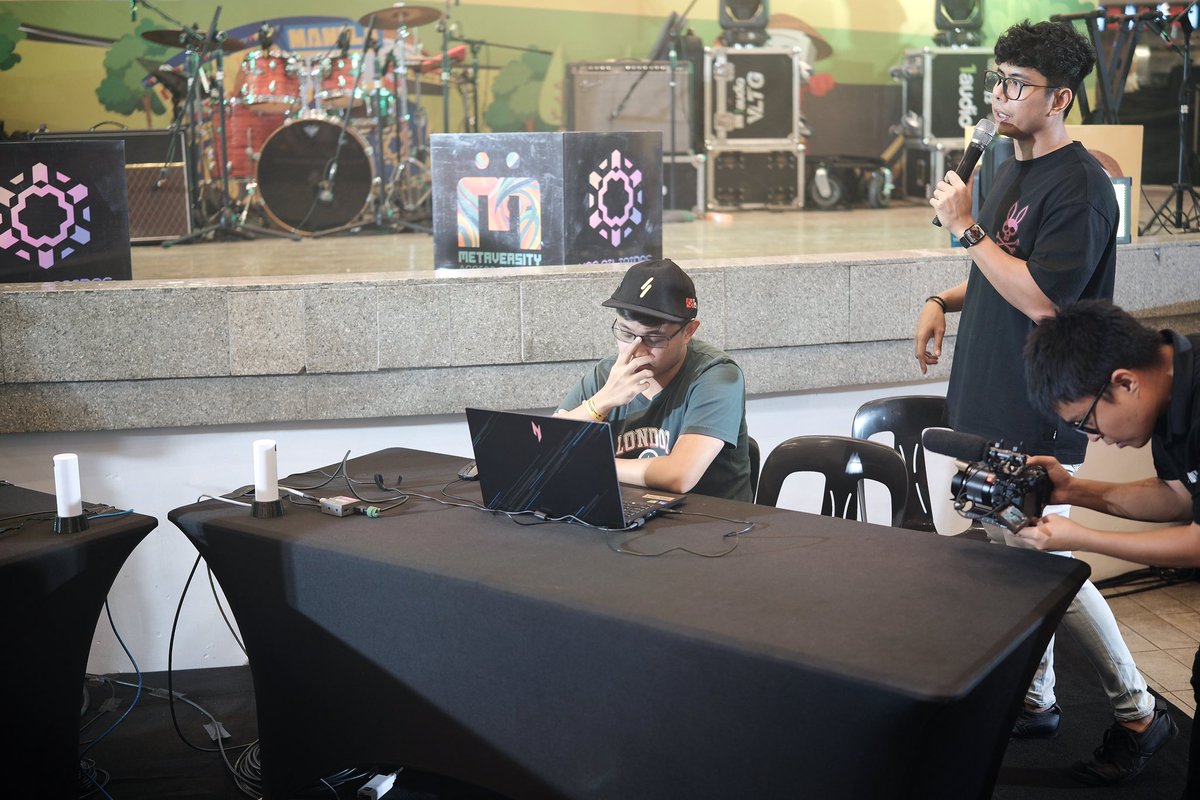 MFWCaravan's tweet image. INTERN UPDATE  @Disiboii and @NFTmunchiess are demonstrating how to start with @ParallelTCG, followed by an epic showmatch among our @OneTurnTILT and #YGGRoadtripManila attendees! 🔥🎮 //