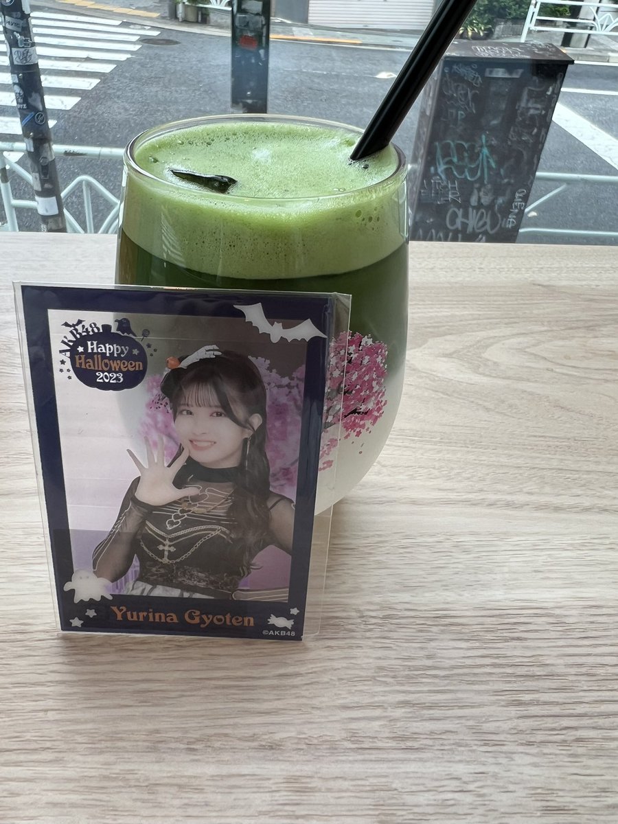 yumigon825's tweet photo. ヨシフクホノカさんの新作個展「PEEP HOLE」を観に行ってきました😊
ゆりなちゃんがモデルの作品
とっても可愛くて素敵でした🤍
作品の名前にも素敵な意味が込められててジーンときてしまいました✨
#ヨシフクホノカ
#DRELLA
#行天優莉奈
#KLP48
#YurinaGyoten https://t.co/PFQXxyZWmU