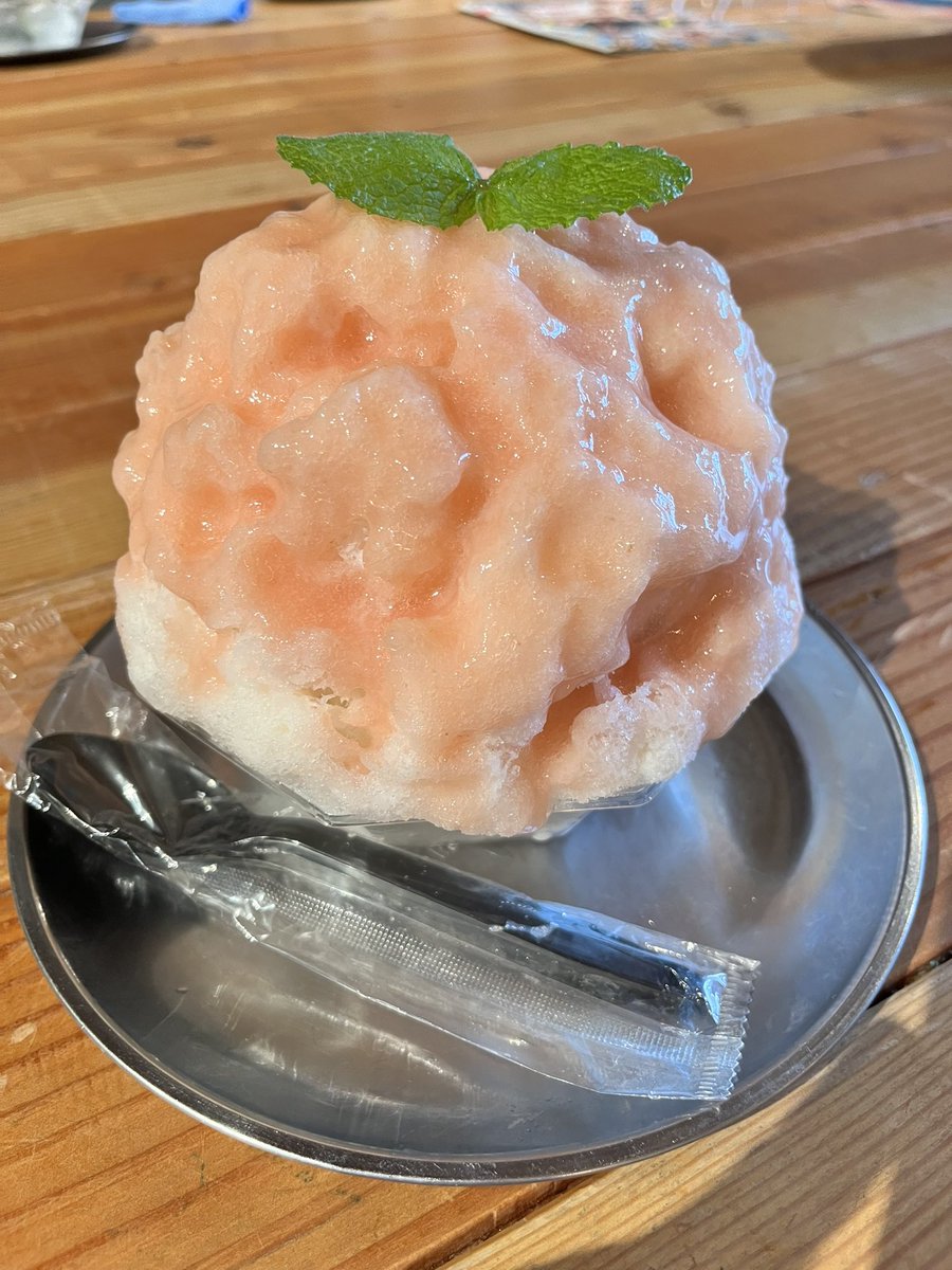 aki828's tweet photo. 今日は20~30kmロング走のつもりだったが、いざ走り出すとキロ5を出すのも精一杯な感じでキツかったので7.4kmで中断。
その後仮眠を取りニ部練で14.6km
疲れた体にかき氷のご褒美🤭
#まるお製作所RC
#PEACHMAN CAFE https://t.co/OpOgt2wEg3