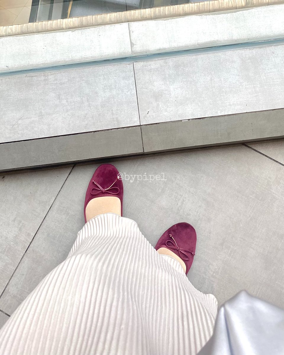 bypipel's tweet photo. Flatshoes gemes ternyaman🩰✨
Cocok banget buat yg suka jalan jalan soalnya enteng banget, fit di kaki dan gabikin lecet kaki👍🏻. Materialnya suede leather trus ada detail pitanya jadi makin gemes🎀🤍
🔗 https://t.co/o8riqlu67p

Aku pake warna maroon🌸👍🏻 https://t.co/J6yzX67BzJ