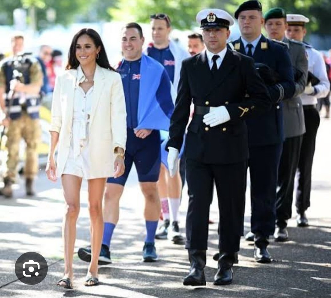 KerryLy4's tweet photo. Remember when they came for #Meghan for leading the #Invictus athletes to the medal ceremony at the #invictus games? What the #ToxicBritishPress #ToxicBritishMedia didn't show was other presenters/dignitaries led athletes to all medal presentations. 
#Invic https://t.co/YBcieE9AXs