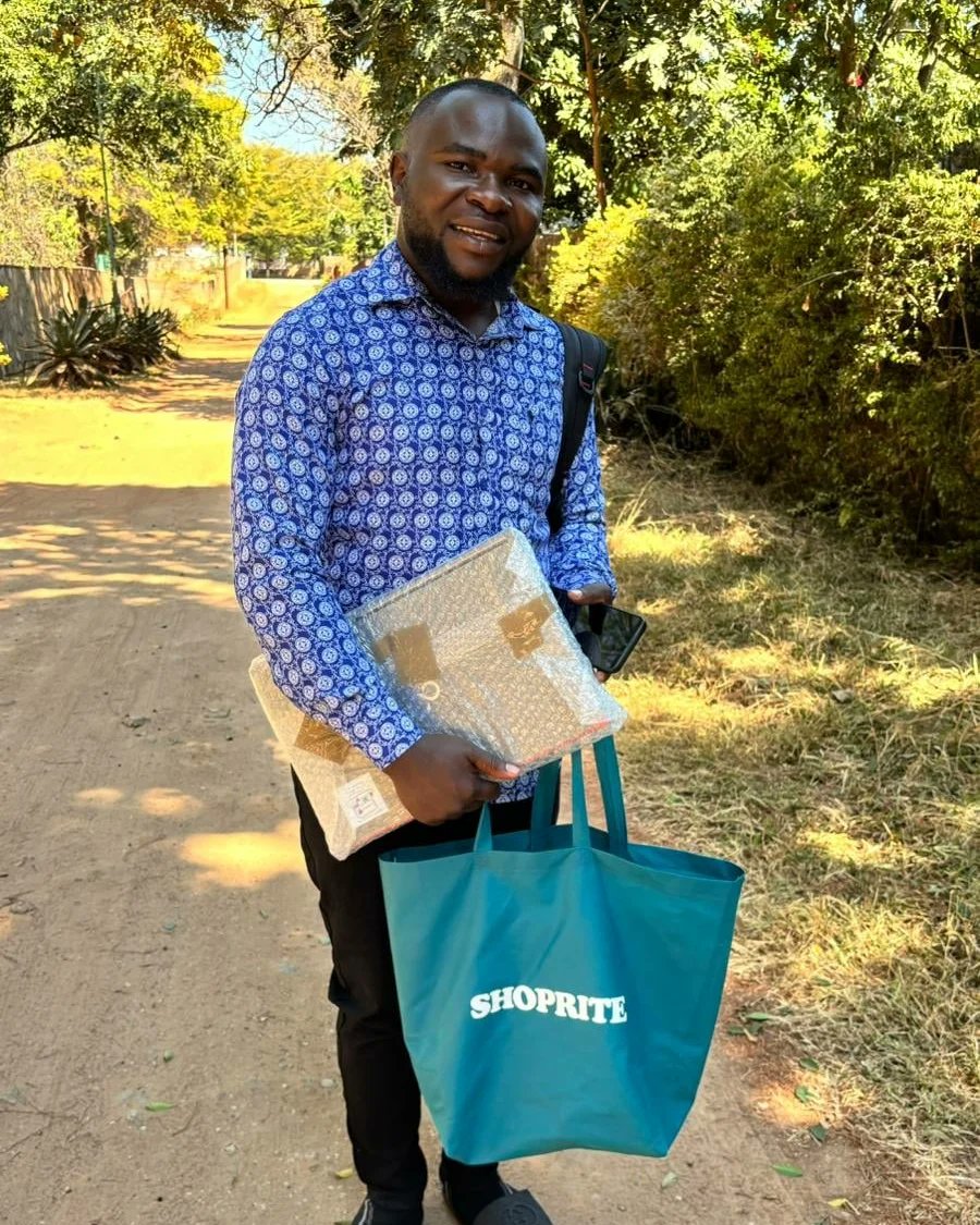 labdoo_D's tweet photo. Anita vom Sambia e.V. besuchte 2 weitere, geförderte Empfänger von Laptopspenden in Sambia.
Ein Laptop wurde an Lehrer Matthew in der Low Learner Schule vergeben. Er gibt hier Computernachhilfe.
#labdoo #sambia #zambia #lessons #laptop #stipendium #hilfe https://t.co/uCga5T16Yn